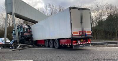 M8 crash wreaks travel chaos as lorry jackknifes with traffic at standstill - www.dailyrecord.co.uk - Scotland