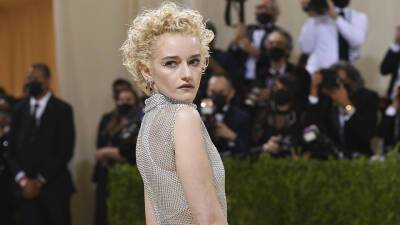 Julia Garner’s Net Worth Reveals How Much She Makes Compared to Her ‘Ozark’ Co-Stars - stylecaster.com - New York - city Sin - county Bronx