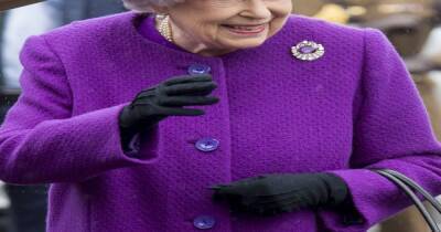 Queen jokes she never wears this colour as people 'won't know who I am' - www.ok.co.uk