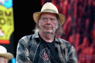 Neil Young threatens to pull music from Spotify to protest Joe Rogan ‘misinformation’ - nypost.com - Sweden - county Young