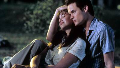 Mandy Moore Watches 'A Walk to Remember' for the First Time in a Decade in Honor of Film's 20th Anniversary - www.etonline.com