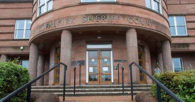 Falkirk yob spat at cops and bit officer's leg before threatening to poo on them - www.dailyrecord.co.uk