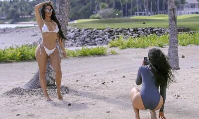 Kim Kardashian spotted while snapping stills in a shiny silver SKIMS bikini - us.hola.com - city Sanchez