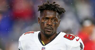 Tampa Bay Buccaneers’ Antonio Brown Goes Viral After Removing Jersey, Going Shirtless for Mid-Game Exit - www.usmagazine.com - New York - Florida - Jersey - county Bay