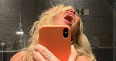 Ulrika Jonsson writhes in her bra in screaming shower selfie as she takes a poke at her Celebs Go Dating co-star - www.manchestereveningnews.co.uk