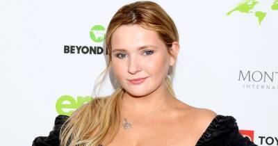 Abigail Breslin Slams Troll Who Called Her a ‘Pathetic Loser’ for Wearing a Mask Following Father’s Death From COVID-19 - www.usmagazine.com - New York