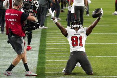 Tampa Bay Buccaneers Receiver Antonio Brown Claims Injury Before Jersey-Throwing Exit: Update - deadline.com - New York - New York - Jersey - county Bay