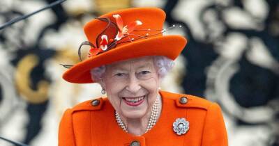 Queen Elizabeth II’s Commemorative Coin for Her Platinum Jubilee Features 1 of Her Favorite Activities - www.usmagazine.com - Britain - county King George