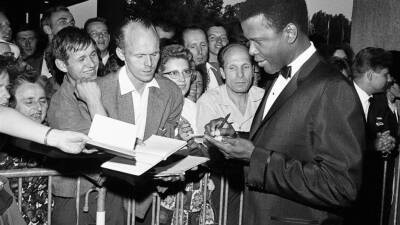 Tributes pour in for groundbreaking actor Sidney Poitier - abcnews.go.com - Hollywood - city Uptown