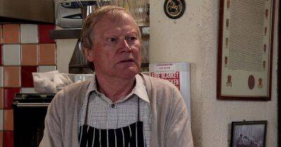 Real life of ITV Corrie's Roy Cropper actor David Neilson including rarely seen wife and personal story behind iconic shopping bag - www.manchestereveningnews.co.uk - Britain