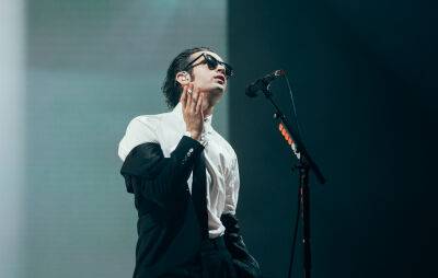 Watch The 1975’s slick performance video for ‘Oh Caroline’ - www.nme.com - Manchester