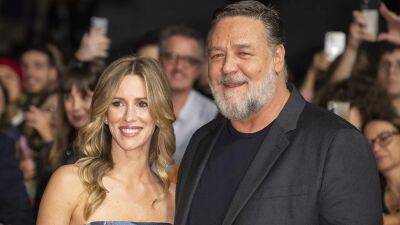 Russell Crowe poses with girlfriend nearly half his age; denies reports of awful audition with Julia Roberts - www.foxnews.com - New Zealand - Hollywood - Italy - Rome
