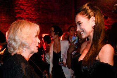 Camilla, Queen Consort Meets Dua Lipa, ‘The Crown’ Actress Penny Knatchbull At Booker Prize Ceremony - etcanada.com - London
