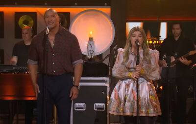 Kelly Clarkson and Dwayne Johnson pay tribute to Loretta Lynn with ‘Don’t Come Home A Drinkin” duet - www.nme.com