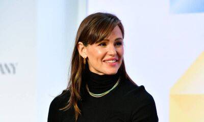 Jennifer Garner's entourage expose what she's really like in cheeky behind-the-scenes video - see their texts - hellomagazine.com