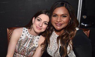 Mindy Kaling shares the special moment she ‘fell in love’ with friend Anne Hathaway - us.hola.com - Los Angeles - Hollywood
