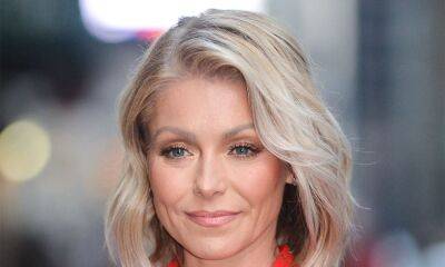 Kelly Ripa shows off incredible moves in chic crop top and sports leggings - hellomagazine.com