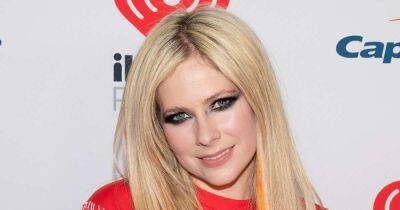 Avril Lavigne Gets Her Hair Chopped Off By Yungblud While Sitting on a Toilet Seat: ‘I Need a Beer’ - www.usmagazine.com - Canada
