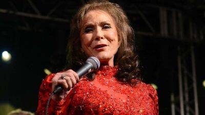 Loretta Lynn, Country Music Icon and 'Coal Miner's Daughter' Singer, Dead at 90 - www.etonline.com - Kentucky - Tennessee - county Mills
