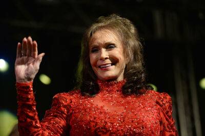 Loretta Lynn Dies: Country Icon And Coal Miner’s Daughter Was 90 - deadline.com - Kentucky - Tennessee - county Webb - county Lynn - county Mills