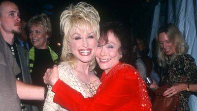 Loretta Lynn Dead at 90: Dolly Parton, Reba McEntire, Blake Shelton and More Pay Tribute to Music Legend - www.etonline.com - Tennessee - county Mills