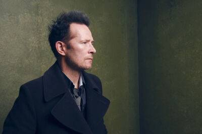 Listen to Scott Weiland’s cover John Lennon and Yoko Ono’s ‘Happy Xmas (War Is Over)’ - www.nme.com