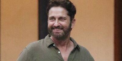 Gerard Butler Takes Selfies With Fans While Running Errands in NYC - www.justjared.com - New York - city Manhattan, state New York - New York - city York