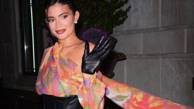 Kylie Jenner Dragged More Clothes on the Streets of New York—See Pic - www.glamour.com - New York - Manhattan