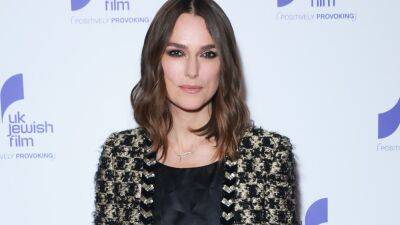 Keira Knightley Pairs Chanel Couture With a Grungy Beauty Signature—Photos - www.glamour.com - Indiana - Charlotte