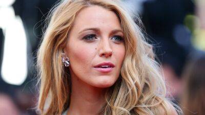 Blake Lively’s ‘Antique Grandma’ Manicure Is Surprisingly Chic—Photos - www.glamour.com - Britain