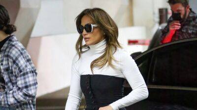 Jennifer Lopez’s ‘Rich Girl’ Manicure Is the Ultimate Holiday Season Neutral - www.glamour.com - Poland