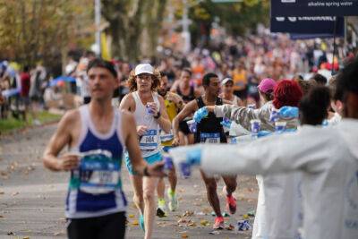 New York City Marathon Sees Celebrity Runners Take It To The Streets In Unseasonable Warmth - deadline.com - Brazil - New York - Kenya - county Marathon