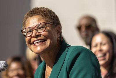 Karen Bass Sworn In As First Woman Mayor Of Los Angeles, Says She Will Declare State Of Emergency On Homelessness - deadline.com - Los Angeles - Los Angeles - county Hall - county Will