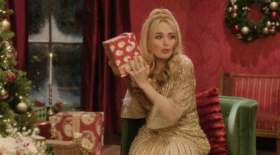‘SNL’s Chloe Fineman Plays A Christmas Pondering Jennifer Coolidge In Jolly Skit - deadline.com - Santa - county Butler