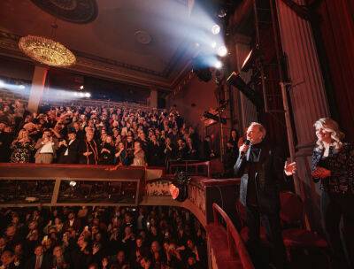 Neil Diamond Surprises ‘A Beautiful Noise’ Broadway Audience With Performance Of ‘Sweet Caroline’ - deadline.com - New York