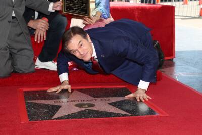 Oz Gets Walk Of Fame Star As Rival Says He’s Too ‘Hollywood’ - etcanada.com - New York - Pennsylvania