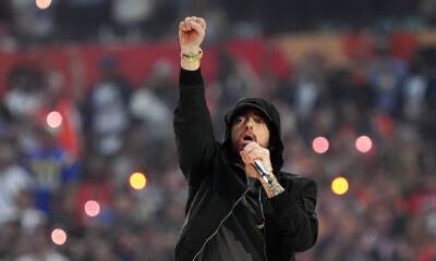 Eminem Sticks It To NFL In Super Bowl Halftime Show; ‘8 Mile’ Rapper Takes A Knee During Hip-Hop Heavy Concert – Review - deadline.com - California - city Anderson - county Bronx - city Lamar