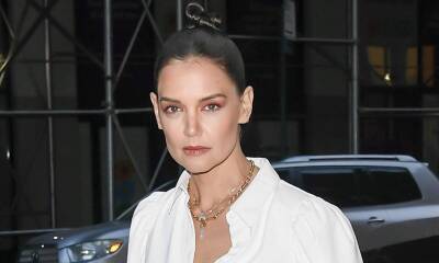 Katie Holmes stuns in all-white ensemble after Alice + Olivia runway show in NYC - us.hola.com - city Downtown - county York - county Bond - county Lea - city Adams