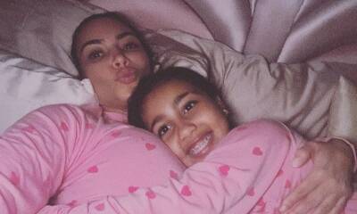 Kim Kardashian and North West cuddle up in matching heart pajamas - us.hola.com