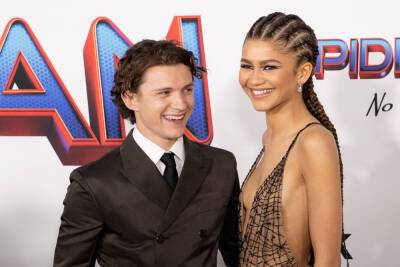 Zendaya And Tom Holland Wear Jerseys With Each Other’s Names For Hockey Date Night - etcanada.com - London - New York - Jersey - Detroit - county Hand