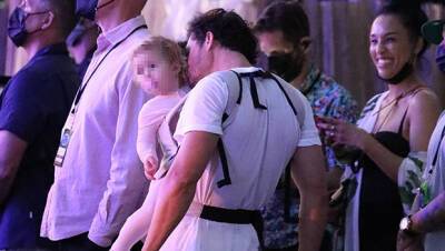 Orlando Bloom Dances With Baby Daisy, 1, At Katy Perry’s ‘American Idol’ Shoot In Hawaii — Photos - hollywoodlife.com - USA - Hawaii