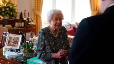 Queen Elizabeth II tests positive for COVID; mild symptoms - abcnews.go.com - Britain - Scotland - county King George