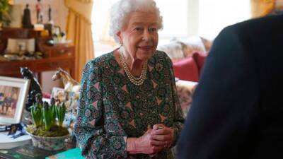 British queen still has COVID symptoms, postpones audiences - abcnews.go.com - Britain
