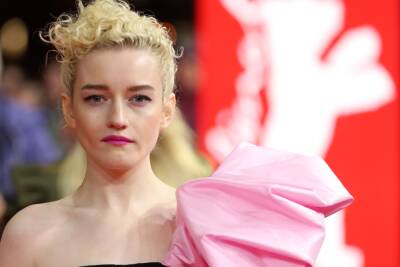 Julia Garner Thinks Anna Delvey And Ruth Langmore Could Be ‘Best Friends’ - etcanada.com