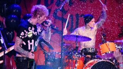 Travis Barker and Machine Gun Kelly Join Avril Lavigne Onstage for L.A. Concert - www.etonline.com - Smith - county Posey
