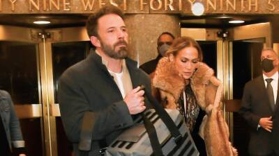 Ben Affleck Helps Jennifer Lopez With Her Bags as They Take Their Romance to NYC - www.etonline.com - New York