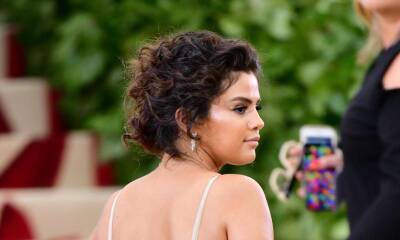 Selena Gomez describes her 2018 Met Gala glam as a ‘desaster’ - us.hola.com - Britain - city Sanchez