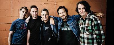 Nikki Sixx calls Pearl Jam “boring”, Pearl Jam agree - completemusicupdate.com - New York - county San Diego - Seattle