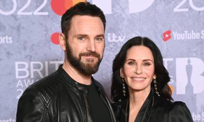 Courteney Cox surprises BRIT Award viewers with a rare appearance with boyfriend Johnny McDaid - hellomagazine.com - Ireland