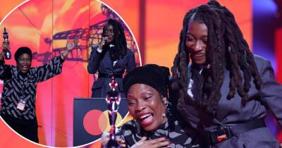 BRIT Awards 2022: Little Simz collect her gong with her excited mum - www.msn.com